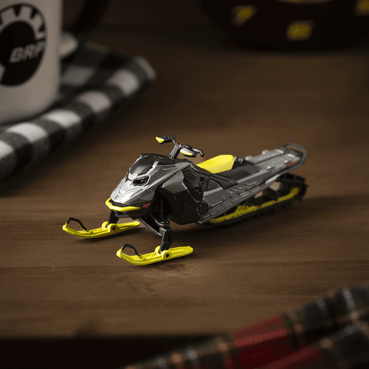 Ski-Doo 1:32 Scale Summit Expert Yellow Snowmobile / Green / Onesize — photo 5