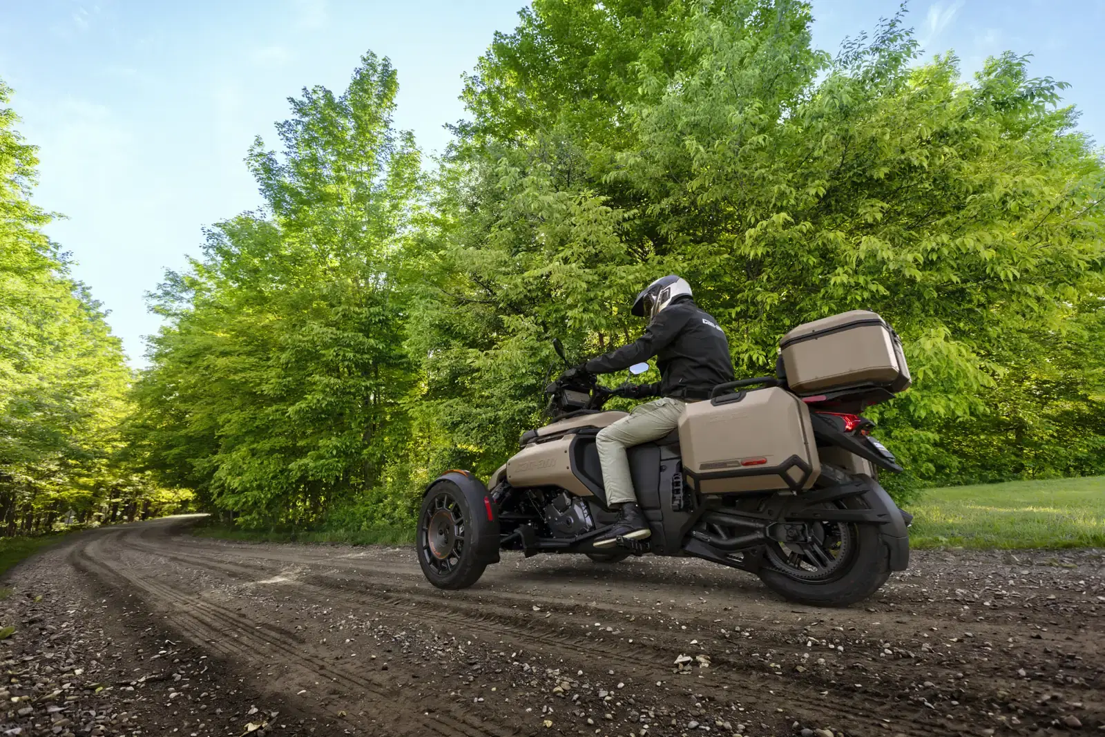 Can-Am Canyon Redrock 2027 sur un chemin en forêt