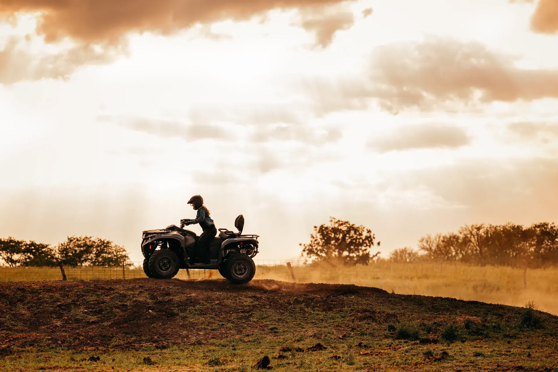 VTT Can-Am Outlander MAX 2027 dans un champ doré