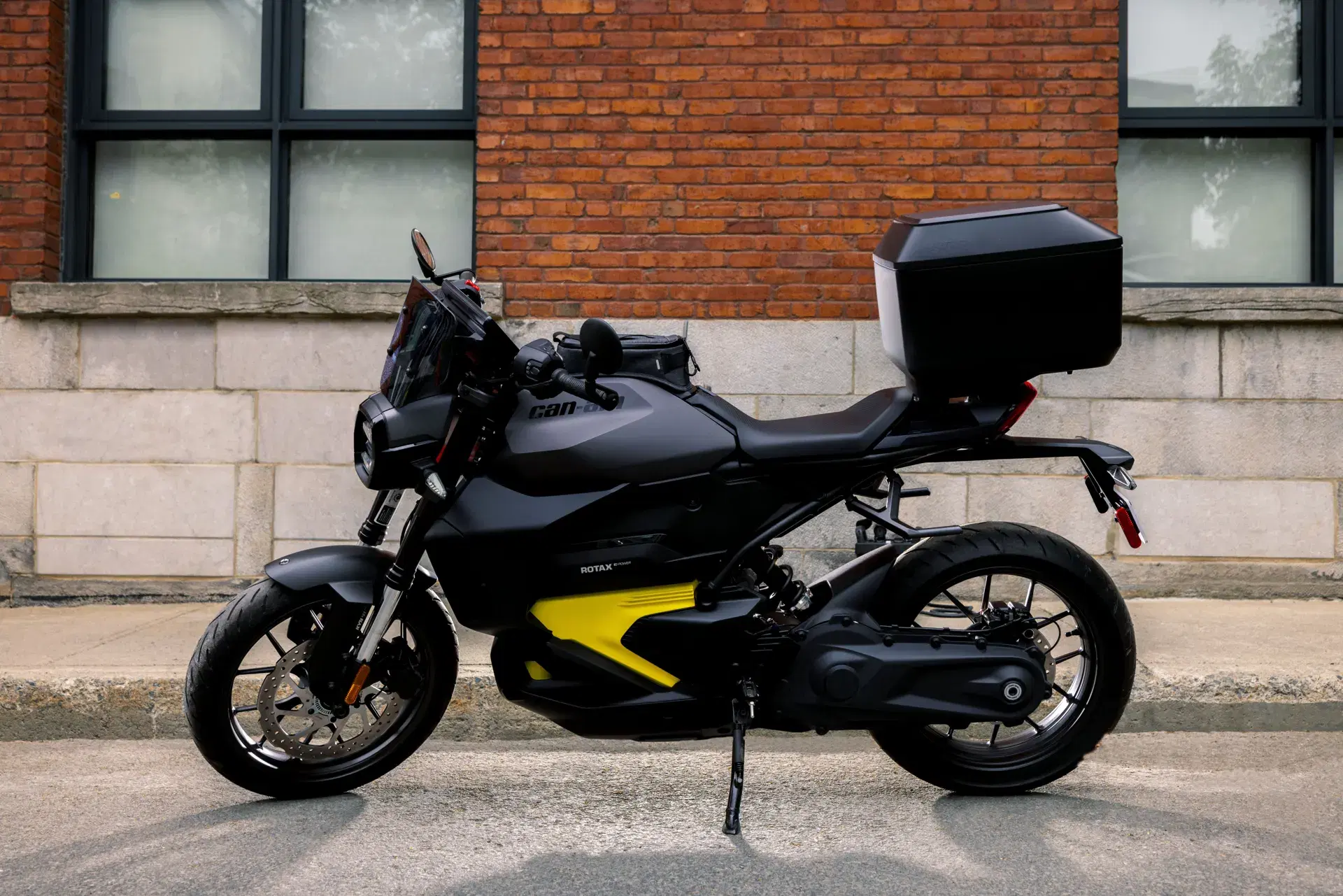 Moto électrique Can-Am Pulse avec coffre arrière