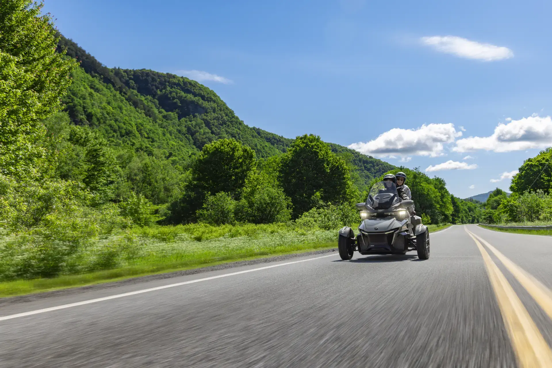 2027 Can-Am Spyder RT vs. Harley-Davidson Tri Glide Ultra: Comparison