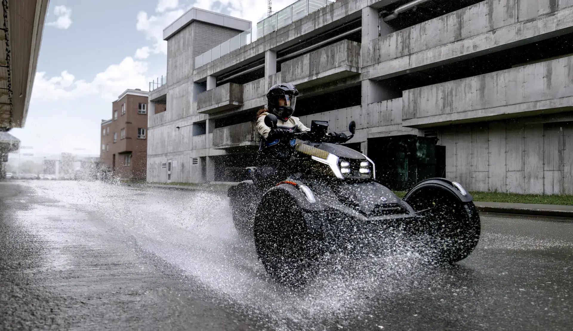 Can-Am Ryker S 2027 traversant une flaque en ville