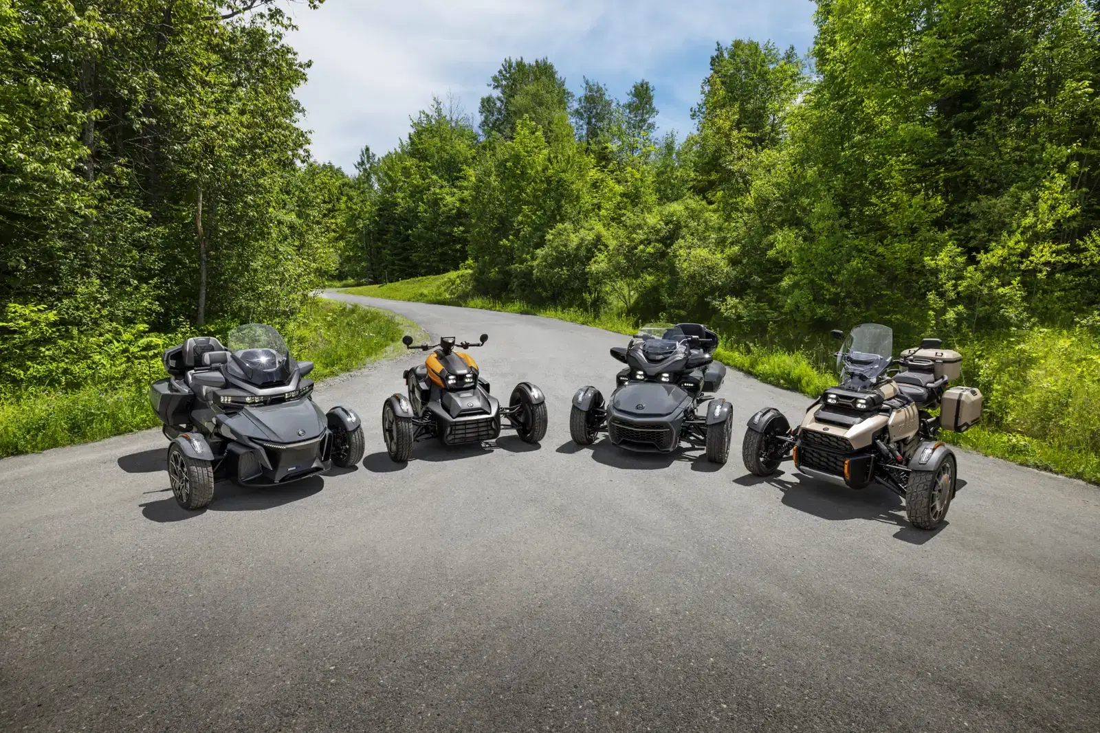 Can-Am Spyder RT, Ryker, Spyder F3 et Canyon 2027 sur une route en forêt
