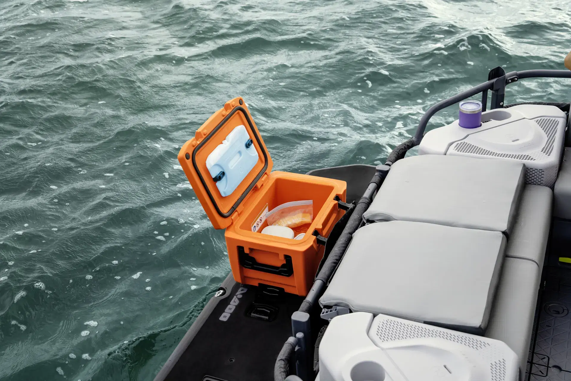 Glacière fixée sur le pont d'un ponton Sea-Doo Switch