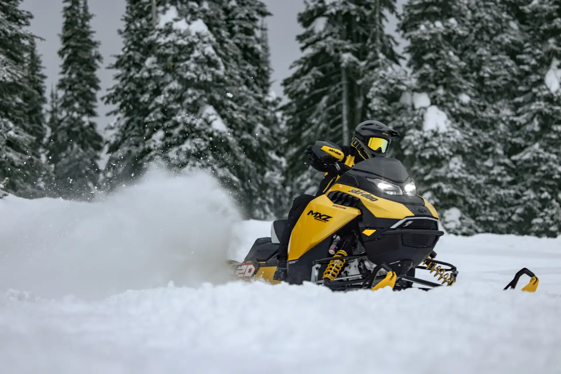 Ski-Doo MXZ X-RS 2027 soulevant de la poudreuse